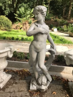 Casa Padrino Jugendstil Gartendeko Skulptur / Statue Mädchen mit Delfin Antikstil Grau - Steinfigur Gartenskulptur
