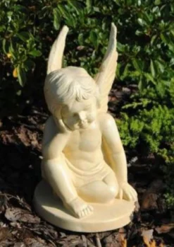 Casa Padrino Jugendstil Garten Deko Skulptur Engel Sandfarben 18 x 19 x H. 31 cm - Elegante Garten Deko Stein Figur - Barock & Jugendstil Garten Deko Accessoires
