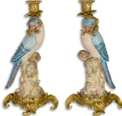 Casa Padrino Jugendstil Kerzenhalter Set Papageien Blau / Rosa / Mehrfarbig / Gold 15,3 x 15,9 x H. 36,3 cm - Porzellan Kerzenständer - Barock & Jugendstil Deko Accessoires