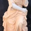 Casa Padrino Jugendstil Marmor Deko Skulptur sitzende Dame Weiß / Beige 50 x 50 x H. 130 cm - Gartendeko Statue - Terrassen Deko Figur