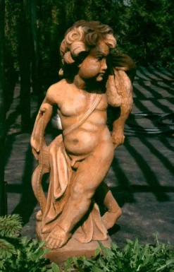 Casa Padrino Jugendstil Skulptur Amor 39 x H 81 cm Antik Erdfarben - Barock Gartendeko
