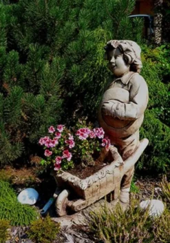 Casa Padrino Jugendstil Skulptur Junge mit Schubkarre Grau 54 x 35 x H. 88 cm - Garten Deko Figur - Garten & Terrassen Deko Accessoires