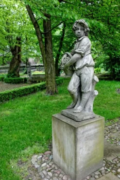 Casa Padrino Jugendstil Skulptur Junge mit Korb Antik Stil Grau 48 x H 120 cm Antikstil - Barock Gartendeko - Schwer und Massiv