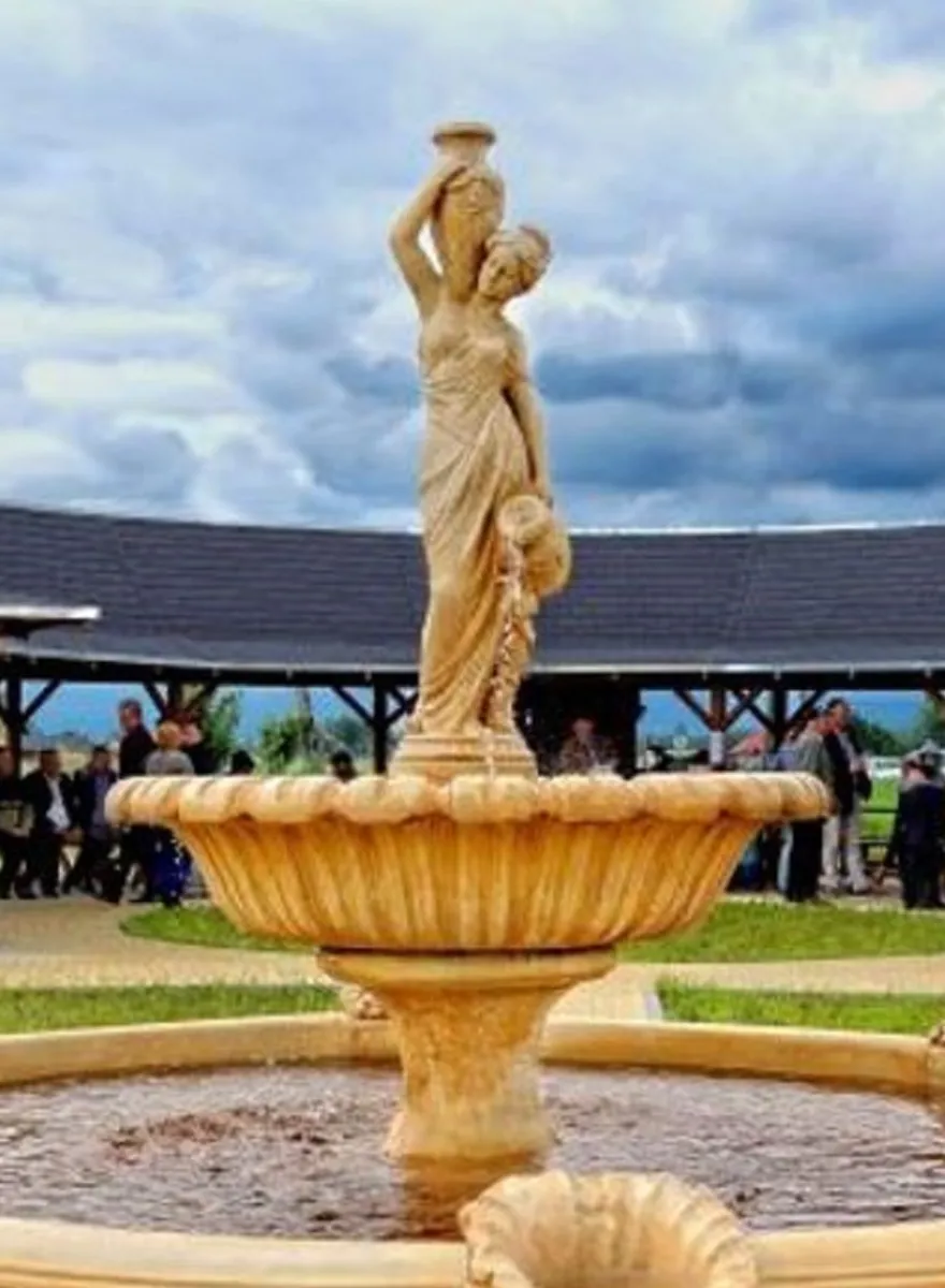 Casa Padrino Jugendstil Springbrunnen Dame mit Krügen Beige Ø 153 x H. 251 cm - Prunkvoller Gartenbrunnen - Gartendeko Brunnen - Barock & Jugendstil Garten Deko Accessoires