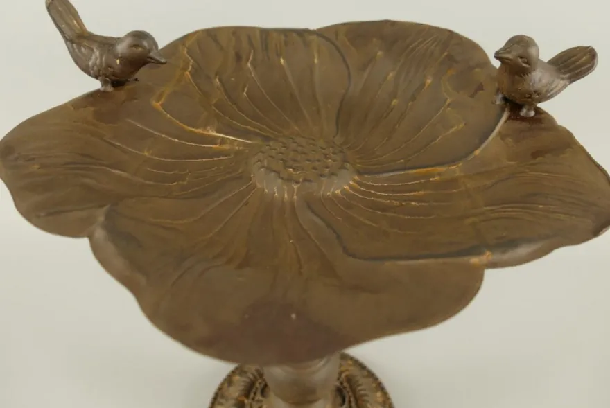 Casa Padrino Jugendstil Vogeltränk mit 2 dekorativen Vögelchen Antik Braun 27 x 27 x H. 28 cm - Kleines Metall Vogelbad - Gartendeko