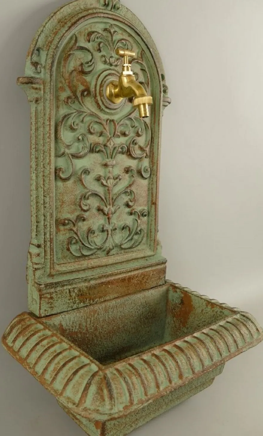 Casa Padrino Jugendstil Wandbrunnen Hellgrün / Rostfarben 36 x 24 x H. 65 cm - Nostalgischer Gartendeko Brunnen mit Wasserhahn - Garten Accessoires