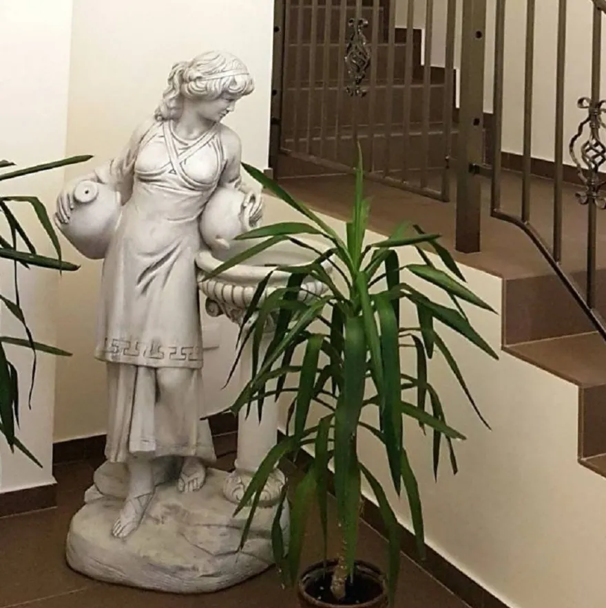 Casa Padrino Jugendstil Wasserspeier Skulptur Frau mit Krügen und Brunnen Grau 60 x 39 x H. 140 cm - Elegante Wasserspeier Stein Figur - Barock & Jugendstil Garten Deko Accessoires