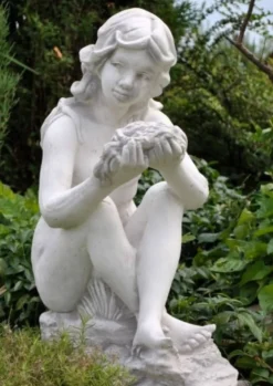 Casa Padrino Jugendstil Wasserspeier Skulptur Sitzende Frau Weiß 24 x 46 x H. 62 cm - Elegante Wasserspeier Stein Figur - Barock & Jugendstil Garten Deko Accessoires