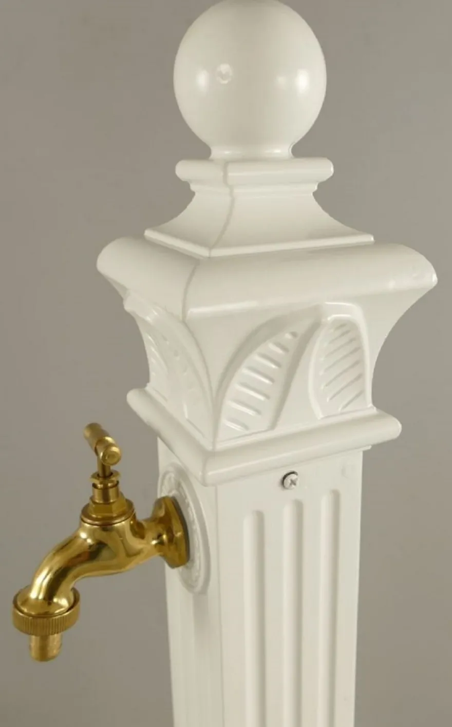 Casa Padrino Jugendstil Wassersäule Weiß / Gold 33 x 29 x H. 83 cm - Nostalgische Aluminium Wasserzapfsäule mit Messing Wasserhahn - Barock & Jugendstil Garten Accessoires
