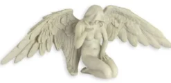 Casa Padrino Kunstharz Dekofigur Engel Creme 37,6 x 13,2 x H. 13,8 cm - Elegante Kunstharz Deko Skulptur - Schreibtisch Deko - Wohnzimmer Deko