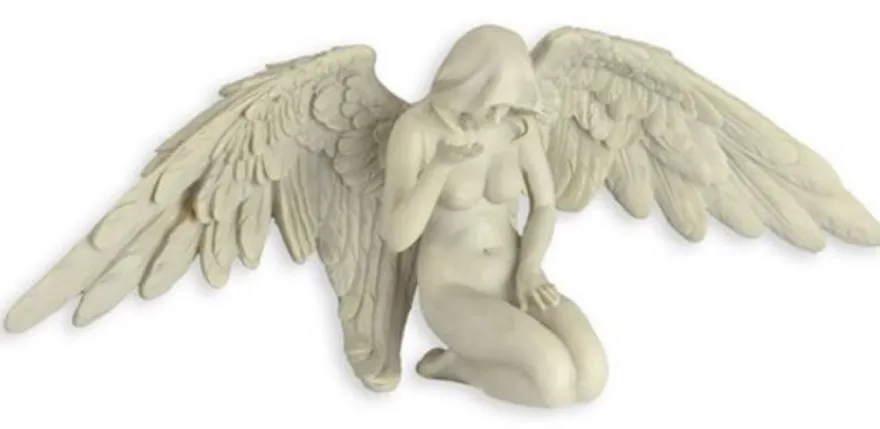 Casa Padrino Kunstharz Dekofigur Engel Creme 37,6 x 13,2 x H. 13,8 cm - Elegante Kunstharz Deko Skulptur - Schreibtisch Deko - Wohnzimmer Deko