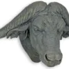 Casa Padrino Kunstharz Wanddeko Skulptur Büffelkopf Grau 101 x H. 52 cm - Dekofigur - Tierfigur - Wohnzimmer Deko