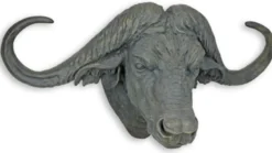 Casa Padrino Kunstharz Wanddeko Skulptur Büffelkopf Grau 101 x H. 52 cm - Dekofigur - Tierfigur - Wohnzimmer Deko