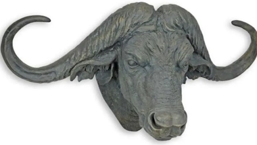 Casa Padrino Kunstharz Wanddeko Skulptur Büffelkopf Grau 101 x H. 52 cm - Dekofigur - Tierfigur - Wohnzimmer Deko