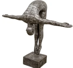 Casa Padrino Kunstspringer Skulptur Silber / Schwarz 157 x 54 x H. 135 cm - Luxus Deko Turmspringer Figur