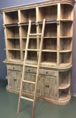 Casa Padrino Landhausstil Bücherschrank mit Leiter Naturfarben 200 x 42 x H. 230 cm - Massivholz Schrank - Regalschrank - Wohnzimmerschrank - Büroschrank - Landhausstil Möbel