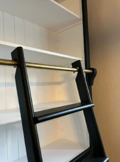 Casa Padrino Landhausstil Bücherschrank mit Leiter Schwarz / Weiß H. 260 cm - Landhausstil Möbel