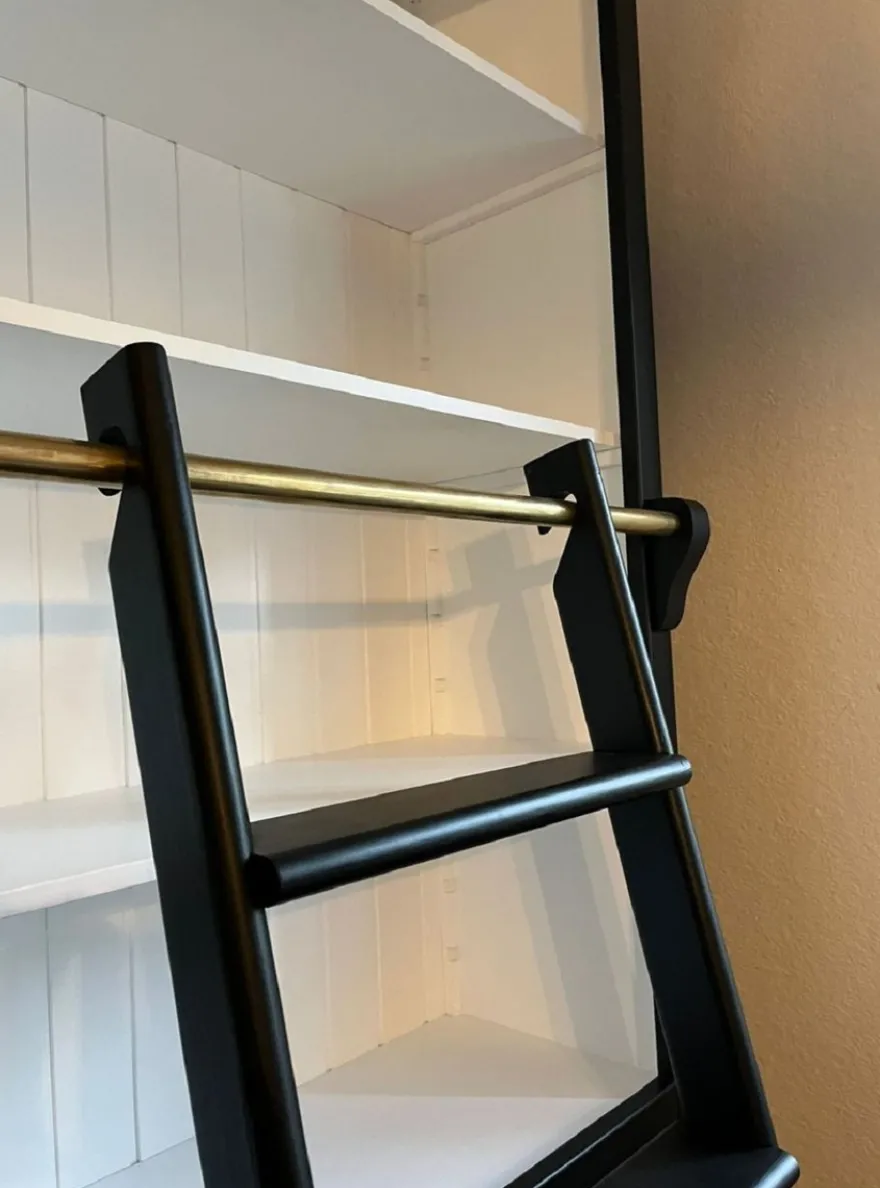 Casa Padrino Landhausstil Bücherschrank mit Leiter Schwarz / Weiß H. 260 cm - Landhausstil Möbel