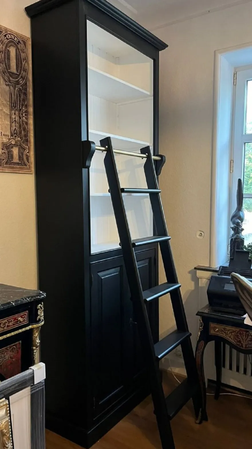 Casa Padrino Landhausstil Bücherschrank mit Leiter Schwarz / Weiß H. 260 cm - Landhausstil Möbel