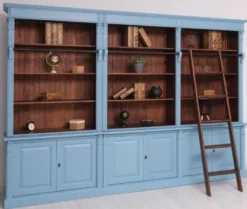 Casa Padrino Landhausstil Bücherschrank mit Leiter Hellblau / Dunkelbraun 223 x 51 x H. 228 cm - Massivholz Schrank - Wohnzimmerschrank - Regalschrank - Büroschrank - Landhausstil Möbel