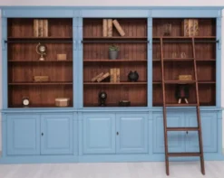 Casa Padrino Landhausstil Bücherschrank mit Leiter Hellblau / Dunkelbraun 223 x 51 x H. 228 cm - Massivholz Schrank - Wohnzimmerschrank - Regalschrank - Büroschrank - Landhausstil Möbel