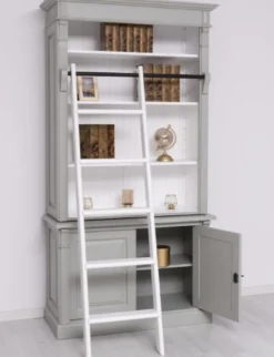 Casa Padrino Landhausstil Bücherschrank mit Leiter Grau / Weiß 120 x 51 x H. 228 cm - Massivholz Schrank - Regalschrank - Wohnzimmerschrank - Büroschrank - Landhausstil Möbel