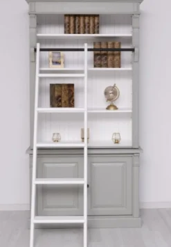Casa Padrino Landhausstil Bücherschrank mit Leiter Grau / Weiß 120 x 51 x H. 228 cm - Massivholz Schrank - Regalschrank - Wohnzimmerschrank - Büroschrank - Landhausstil Möbel