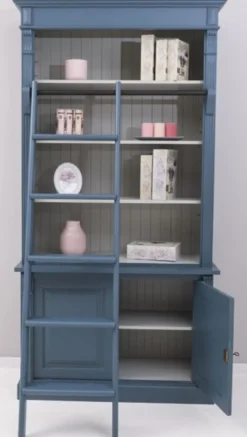 Casa Padrino Landhausstil Bücherschrank mit Leiter Blau / Grau 120 x 51 x H. 228 cm - Massivholz Schrank - Regalschrank - Wohnzimmerschrank - Büroschrank - Landhausstil Möbel