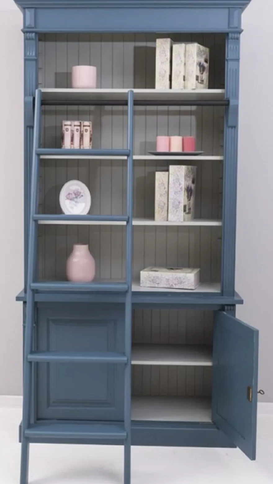 Casa Padrino Landhausstil Bücherschrank mit Leiter Blau / Grau 120 x 51 x H. 228 cm - Massivholz Schrank - Regalschrank - Wohnzimmerschrank - Büroschrank - Landhausstil Möbel