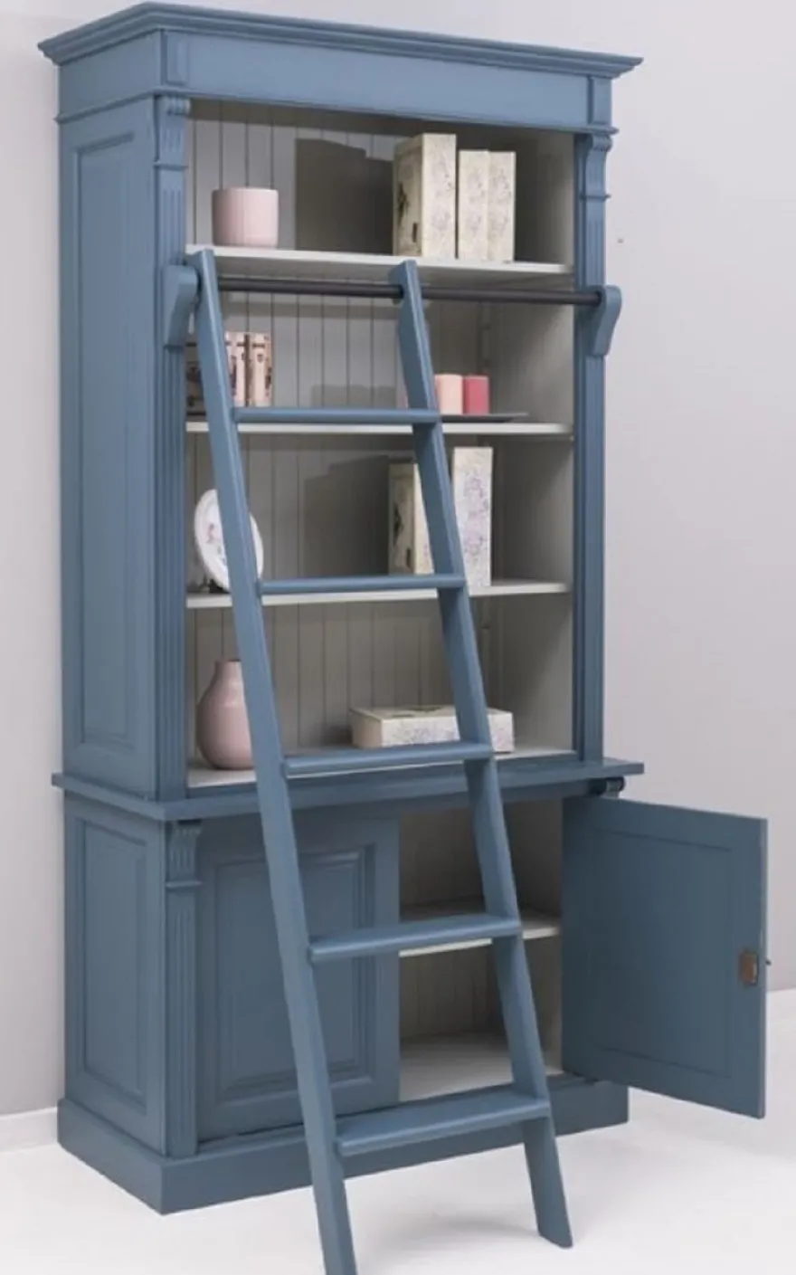 Casa Padrino Landhausstil Bücherschrank mit Leiter Blau / Grau 120 x 51 x H. 228 cm - Massivholz Schrank - Regalschrank - Wohnzimmerschrank - Büroschrank - Landhausstil Möbel
