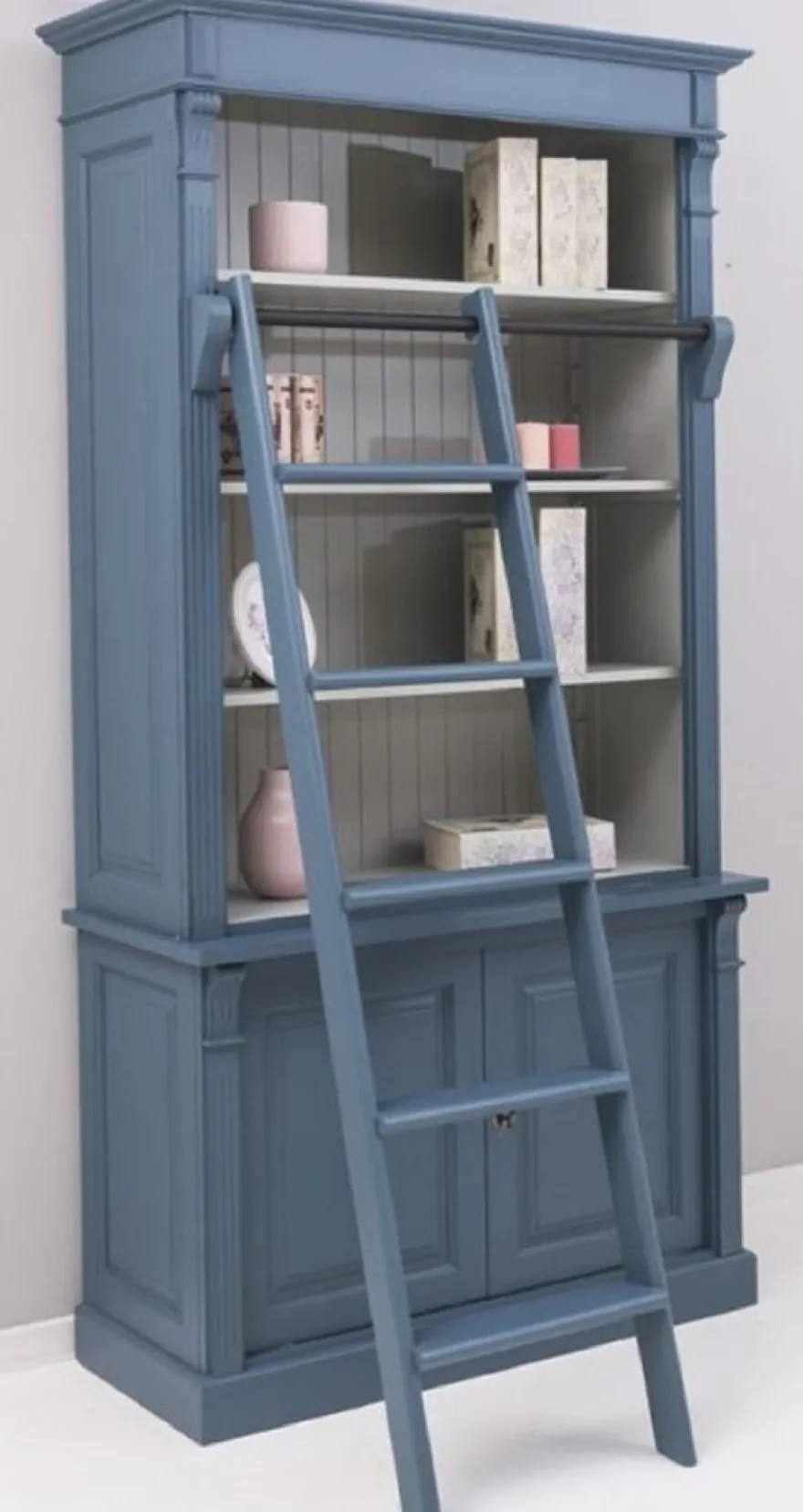 Casa Padrino Landhausstil Bücherschrank mit Leiter Blau / Grau 120 x 51 x H. 228 cm - Massivholz Schrank - Regalschrank - Wohnzimmerschrank - Büroschrank - Landhausstil Möbel