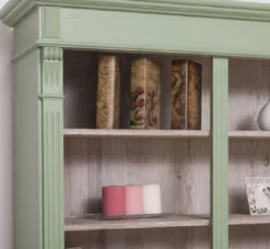 Casa Padrino Landhausstil Bücherschrank Grün / Naturfarben 120 x 37 x H. 197 cm - Massivholz Schrank - Regalschrank - Wohnzimmerschrank - Landhausstil Möbel