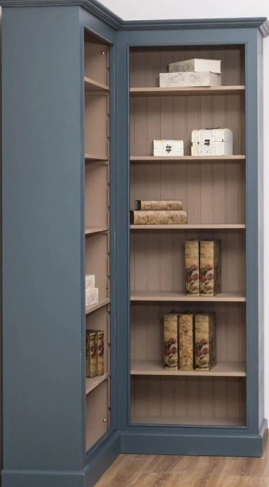Casa Padrino Landhausstil Eckschrank Blau / Beige 102 x 102 x H. 210 cm - Massivholz Bücherschrank - Landhausstil Wohnzimmer Möbel