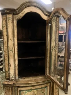 Casa Padrino Landhausstil Eckschrank Vintage Handbemalt 95 x 65 x H. 200 cm - Massivholz Schrank mit 2 Türen - Küchenschrank - Landhausstil Möbel Schrank Ecke