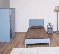 Casa Padrino Landhausstil Massivholz Kinderzimmer Möbel Set Hellblau / Weiß / Mehrfarbig - 1 Einzelbett & 1 Kleiderschrank & 1 Nachttisch - Landhausstil Möbel