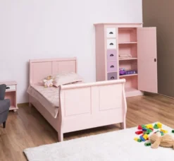 Casa Padrino Landhausstil Massivholz Kinderzimmer Möbel Set Rosa / Weiß / Lila - 1 Einzelbett & 1 Kleiderschrank & 1 Nachttisch - Landhausstil Möbel