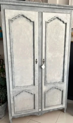Casa Padrino Landhausstil Schrank Grau 111 x 40 x H. 194 cm - Landhausstil Massivholz Schrank mit 2 Türen - Landhausstil Massivholz Möbel