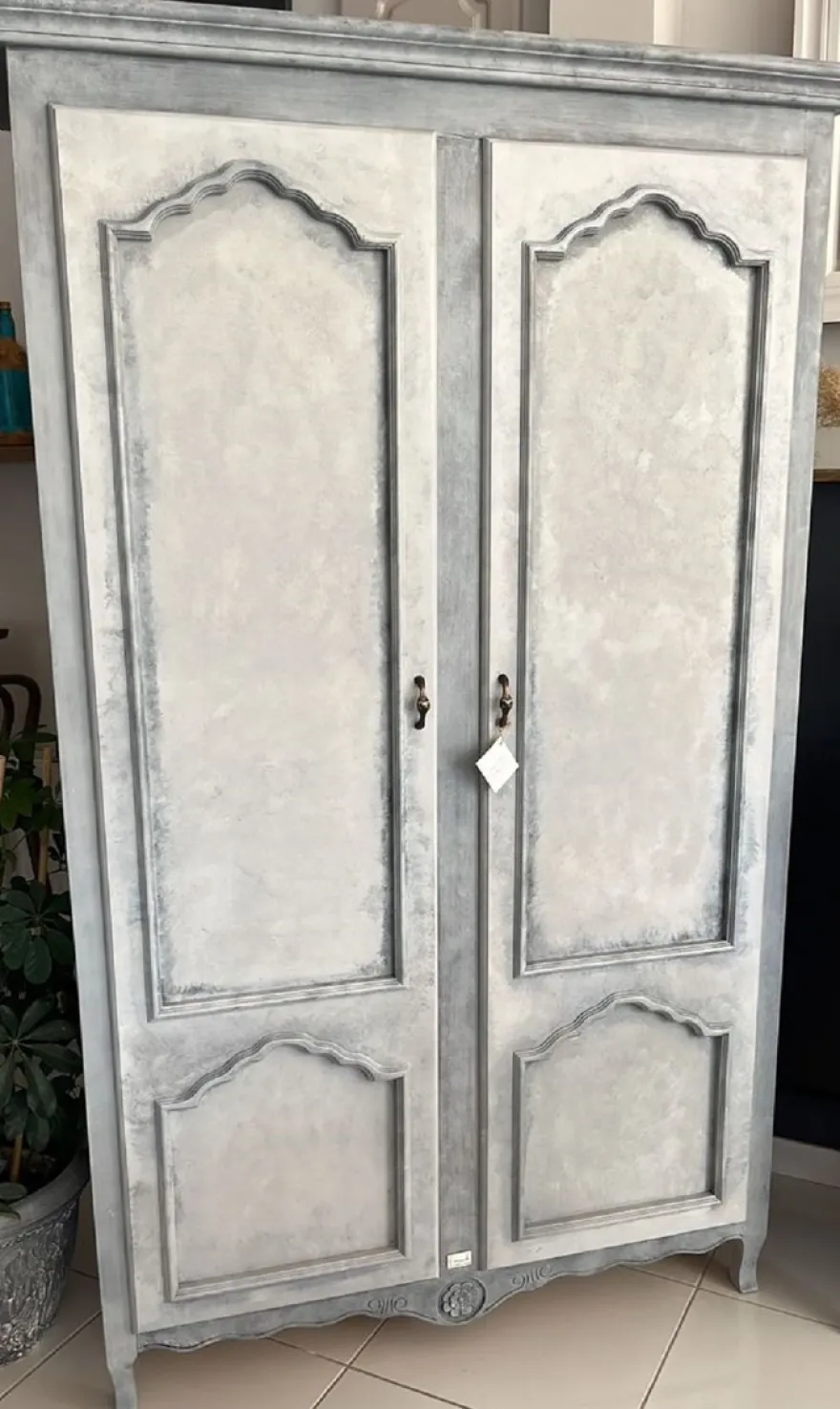 Casa Padrino Landhausstil Schrank Grau 111 x 40 x H. 194 cm - Landhausstil Massivholz Schrank mit 2 Türen - Landhausstil Massivholz Möbel