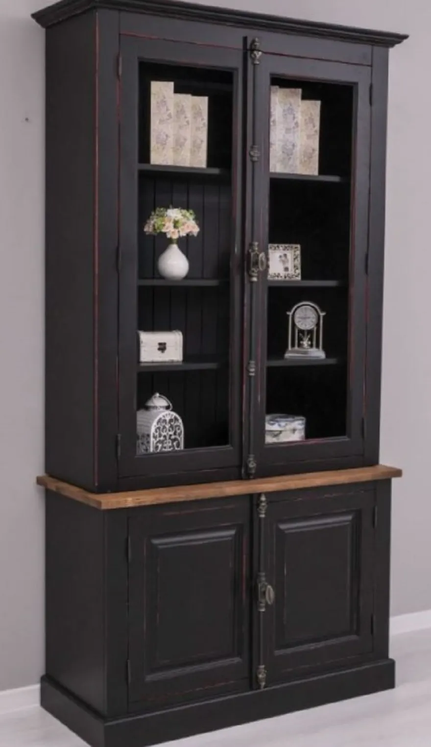 Casa Padrino Landhausstil Schrank Schwarz / Rot / Braun 120 x 50 x H. 228 cm - Massivholz Vitrine - Landhausstil Massivholz Möbel