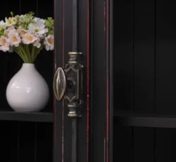 Casa Padrino Landhausstil Schrank Schwarz / Rot / Braun 120 x 50 x H. 228 cm - Massivholz Vitrine - Landhausstil Massivholz Möbel