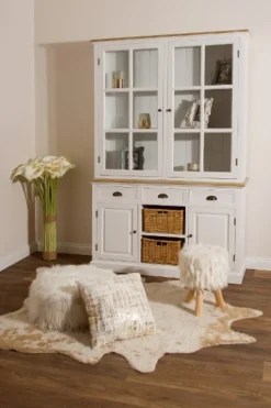 Casa Padrino Landhausstil Schrank Vitrine mit 2 Glastüren, 2 Rattankörben, antik weiß / naturfarben, 123 x 32 x H. 200 cm
