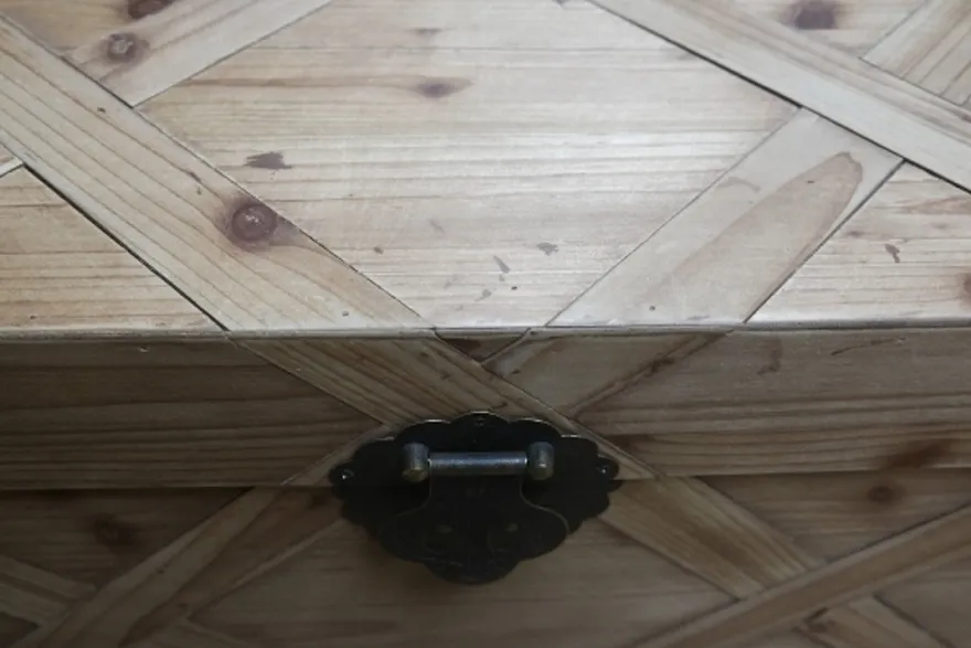 Casa Padrino Landhausstil Truhe Naturfarben 100 x 48 x H. 40 cm - Handgefertigte Holztruhe in Parkettoptik