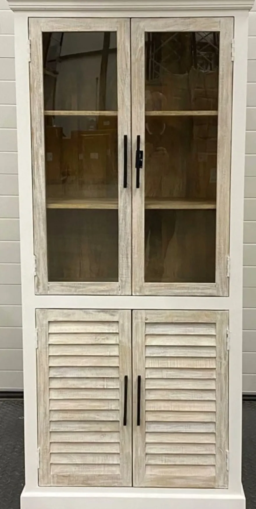Casa Padrino Landhausstil Vitrine Weiß / Naturfarben 92 x 46 x H. 198 cm - Vitrinenschrank mit 2 Glastüren und 2 Lamellentüren
