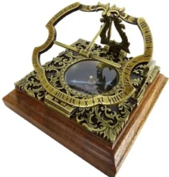 Casa Padrino Luxus Antik Stil Sonnenuhr Gold / Braun 10 x 10 x H. 10 cm - Messing Tischsonnenuhr mit Holzsockel - Luxus Deko Accessoires - Antik Stil Deko Accessoires