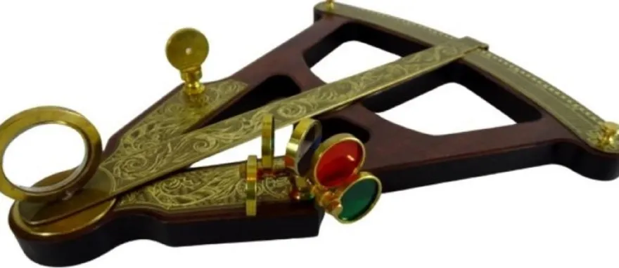Casa Padrino Luxus Antik Stil Sextant Braun / Messing 27,5 x 6,5 x H. 32 cm - Seefahrer Winkelmesser - Nautisches Messinstrument - Seefahrer Deko Accessoires - Luxus Antik Stil Deko Accessoires