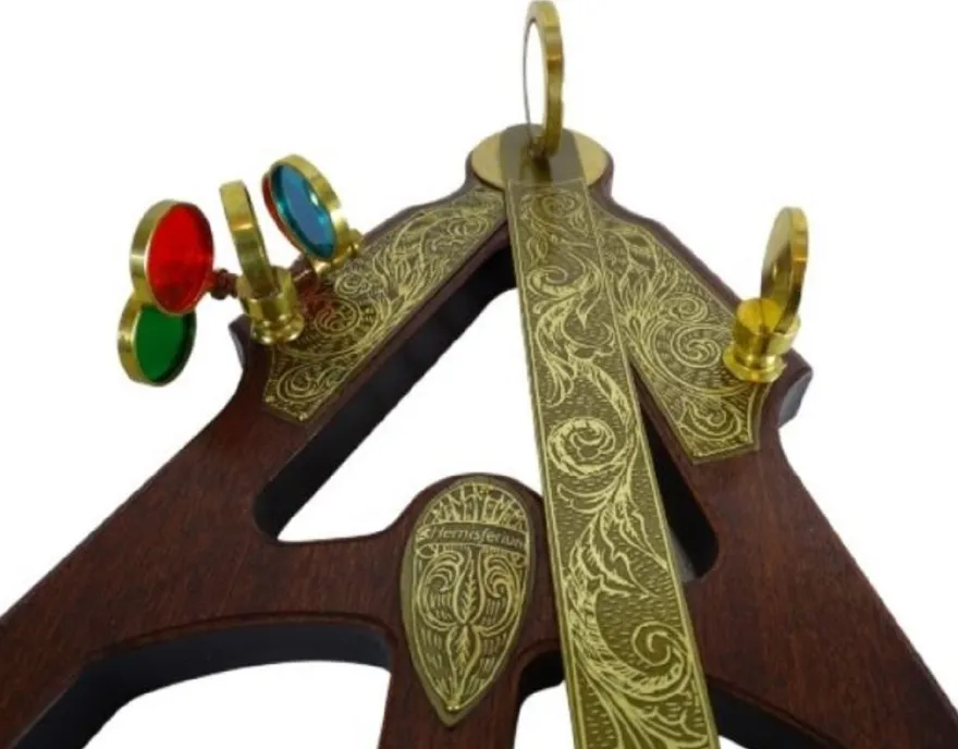 Casa Padrino Luxus Antik Stil Sextant Braun / Messing 27,5 x 6,5 x H. 32 cm - Seefahrer Winkelmesser - Nautisches Messinstrument - Seefahrer Deko Accessoires - Luxus Antik Stil Deko Accessoires