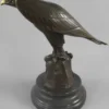 Casa Padrino Luxus Art Deco Bronze Figur Adler auf Felsen mit Marmorsockel Bronze / Gold / Schwarz 12 x 22 x H. 21 cm - Bronze Skulptur - Deko Figur - Deko Accessoires