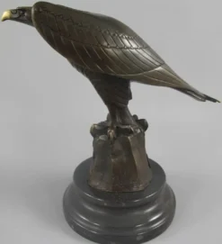 Casa Padrino Luxus Art Deco Bronze Figur Adler auf Felsen mit Marmorsockel Bronze / Gold / Schwarz 12 x 22 x H. 21 cm - Bronze Skulptur - Deko Figur - Deko Accessoires