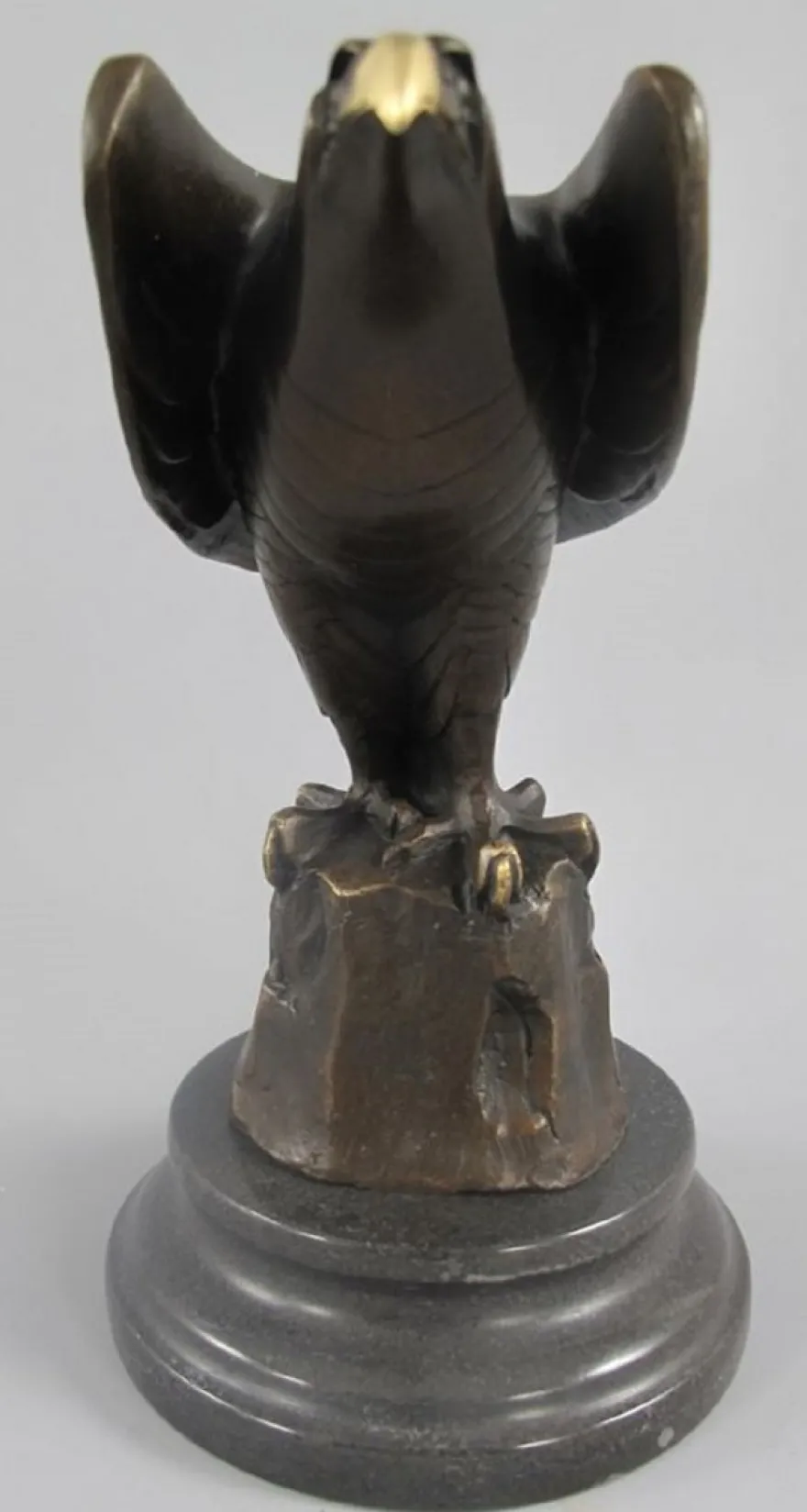 Casa Padrino Luxus Art Deco Bronze Figur Adler auf Felsen mit Marmorsockel Bronze / Gold / Schwarz 12 x 22 x H. 21 cm - Bronze Skulptur - Deko Figur - Deko Accessoires