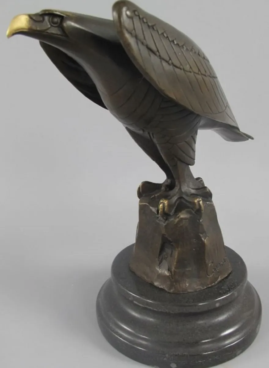 Casa Padrino Luxus Art Deco Bronze Figur Adler auf Felsen mit Marmorsockel Bronze / Gold / Schwarz 12 x 22 x H. 21 cm - Bronze Skulptur - Deko Figur - Deko Accessoires
